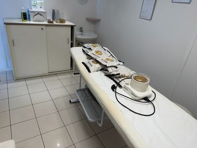 une table sur laquelle se trouve une tasse de café, dans une pièce