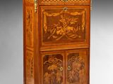 une armoire ancienne en bois, avec un plateau en marbre et deux portes