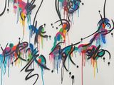 peinture représentant un groupe d'oiseaux, réalisée à la peinture multicolore sur un mur blanc