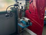 une machine posée sur une table dans une pièce