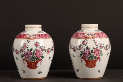 une paire de vases chinois ornés de motifs floraux, posés sur une table