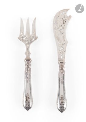 une paire de fourchettes et un couteau plaqués argent sur fond blanc