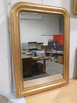 un miroir posé sur une table dans une pièce