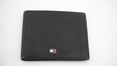 portefeuille en cuir noir orné d'un drapeau rouge, blanc et bleu sur le devant