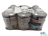 quatre canettes de soda dans un carton