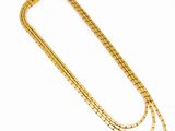 un collier en or composé de trois rangées de chaînes en or