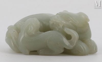 une photo d'une sculpture en jade représentant des éléphants sur un fond blanc