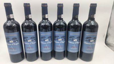 six bouteilles de vin rouge sont alignées sur une table