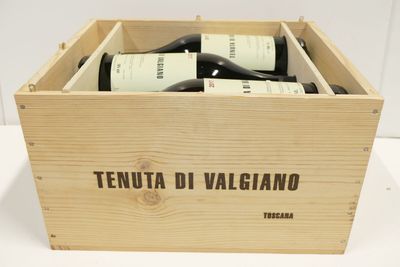 deux bouteilles de vin dans un coffret en bois sur une table