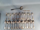beaucoup de cuillères et de fourchettes en argent sur la table