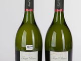 deux bouteilles de vin posées l'une à côté de l'autre sur une table