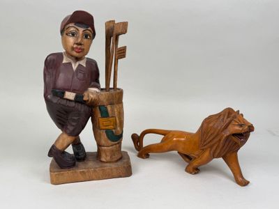 une figurine représentant un homme et un lion sur fond blanc