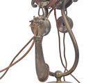 un téléphone à l'ancienne posé sur un socle en bois