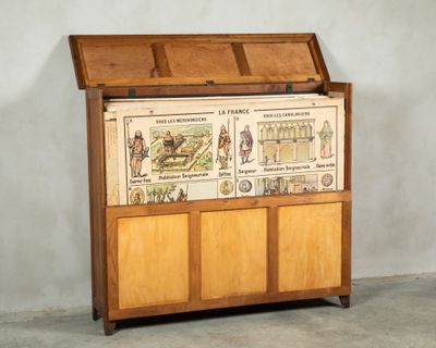 un coffre en bois orné de dessins, dans une pièce