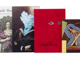 trois livres sont posés les uns à côté des autres sur une surface blanche
