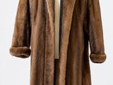 une photo d'un manteau de fourrure marron sur un mannequin