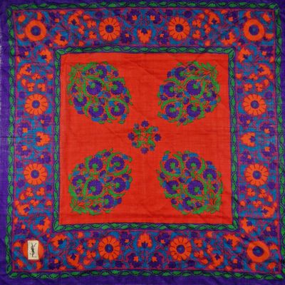 un carré orange et bleu orné d'un motif floral