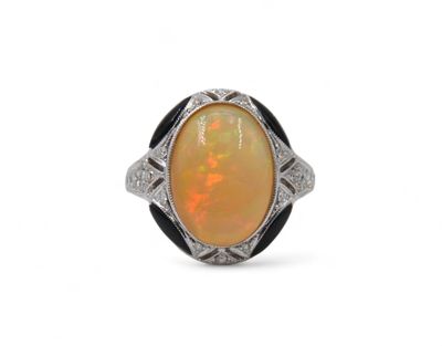 une bague en oplite et diamants