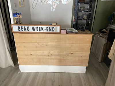a wooden desk with a sign that says beau week end