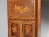 une armoire en bois ornée d'un motif représentant un oiseau