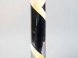 une lampe noire et blanche posée sur une table