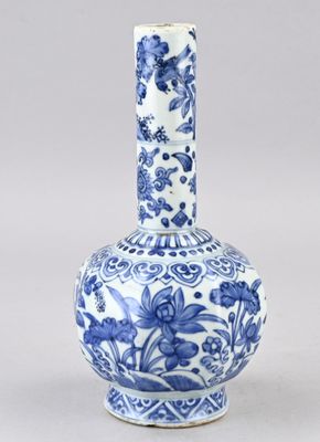 Vase bleu et blanc orné de fleurs et de rinceaux sur fond gris