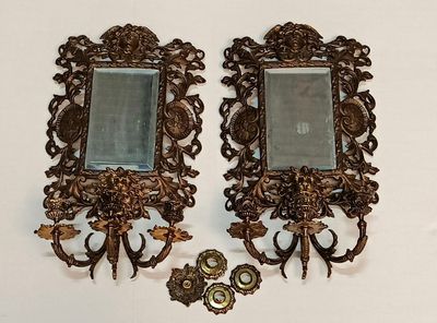deux miroirs accrochés au mur l'un à côté de l'autre