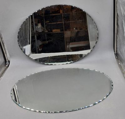 deux miroirs posés sur une table blanche