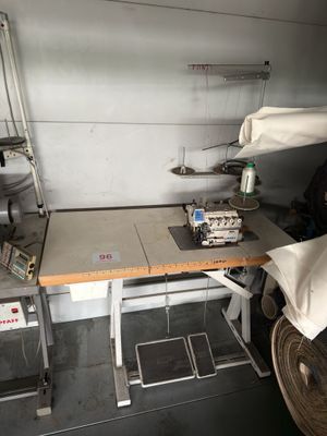 une machine à coudre posée sur une table dans une pièce