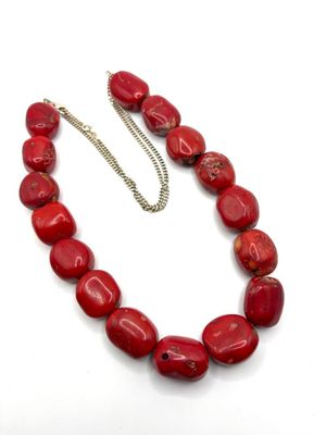 Collier en perles de bambou teinté (imitation corail) sur do…