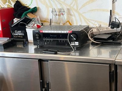 de nombreux appareils électroniques posés sur le plan de travail de la cuisine