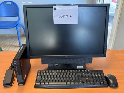 un ordinateur de bureau posé sur une table avec un clavier et une souris