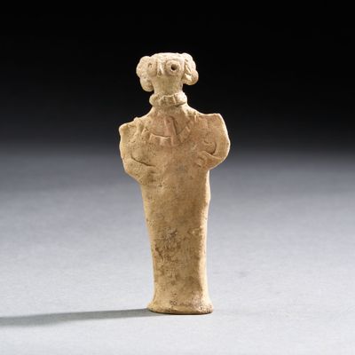 figurine représentant un homme coiffé d'un chapeau