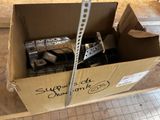 une boîte en carton contenant un certain nombre d'objets