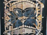 un foulard en soie noire orné de dorures et de perles
