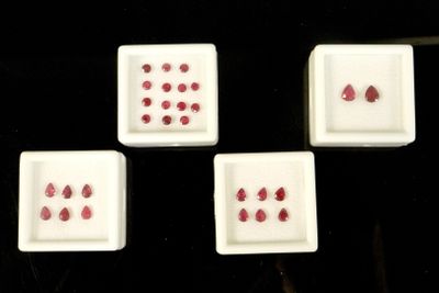 RUBIS. Lot de rubis en taille poire et ronde totalisant 4.73…