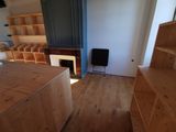 une chambre avec un lit et un bureau