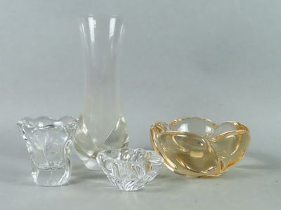 trois vases en verre posés l'un à côté de l'autre sur une table