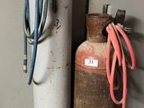 deux bouteilles de gaz propane posées l'une à côté de l'autre sur le sol