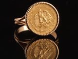 gros plan d'une pièce d'or sur une surface noire