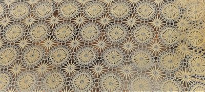une vieille nappe au crochet ornée d'un motif de fleurs et de feuilles