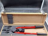 une boîte à outils posée par terre dans un coffret en bois