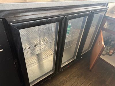 une photo d'un réfrigérateur à deux portes vitrées