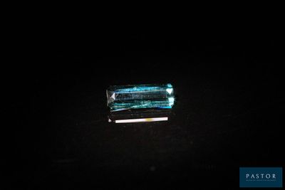 une tourmaline verte qui brille dans le noir