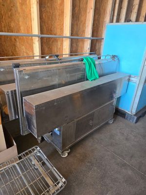 une table en acier inoxydable recouverte d'un torchon vert