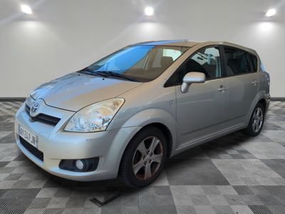 la photo d'une voiture argentée garée dans un garage
