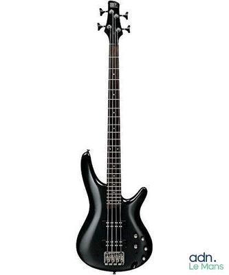 un gros plan d'une guitare basse noire sur fond blanc