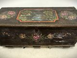 une vieille boîte en bois dont le couvercle est orné d'un motif floral