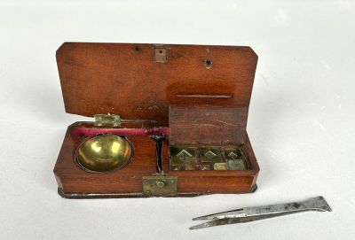 Charpentier à Paris, Balance de bijoutier dans sa boîte (san…