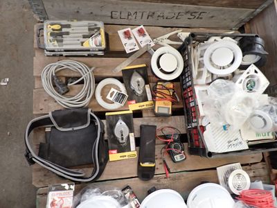 une boîte remplie d'objets assortis posée sur une table